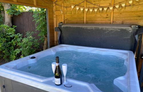 BeRo Bungalow with a hot tub & a large garden! - Foto 41