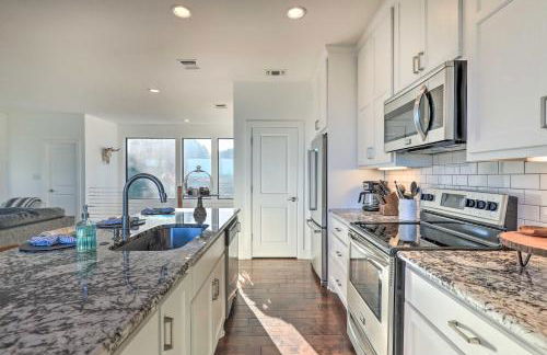 Lake Granbury Views and Game Room! Modern Escape - Foto 10