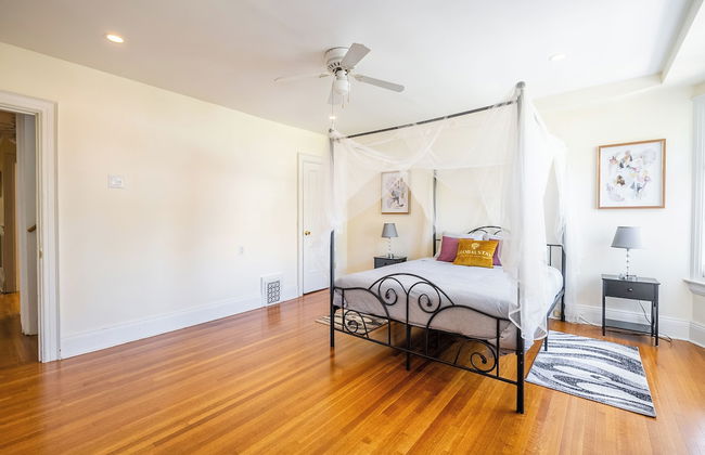 Cozy Houses in Downtown Toronto by GLOBALSTAY - Photo 13