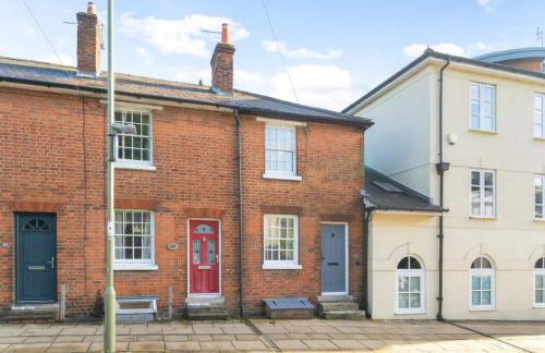 2-Bedroom Stylish & Gorgeous, Cosy Westgate Cottage Retreat, Central Winchester, Free On-Street Parking Permit, with Garden, Close to Cathedral - Sleeps 6, Pets are Welcome - by Blue Puffin Stays - Foto 10