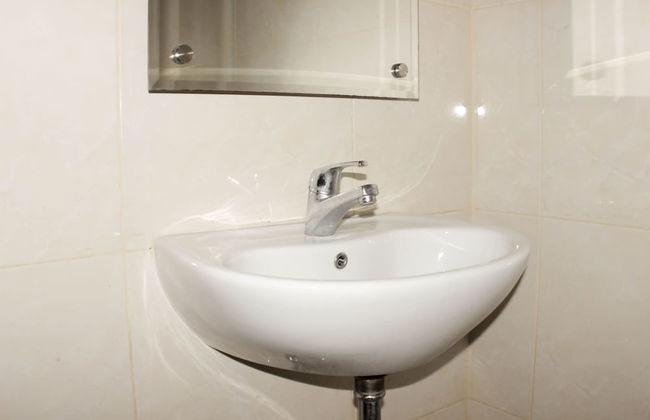 Homey And Cozy Studio Apartment At Elvis Tower - Foto 8