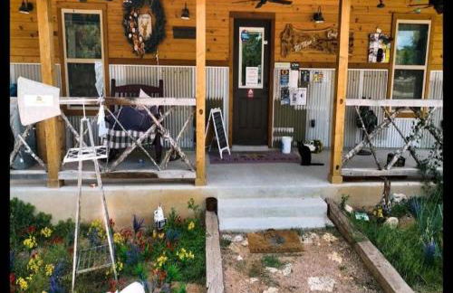 Texas State Glamping Getaways to Nature in this Cute Log Cabin near Austin - Foto 7