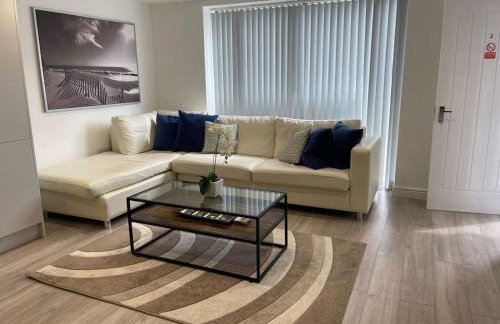 Maisy Lodge - Two Bed Lux Flat - Parking, Netflix, WIFI - Close to Blenheim Palace & Oxford - F2 - Photo 25