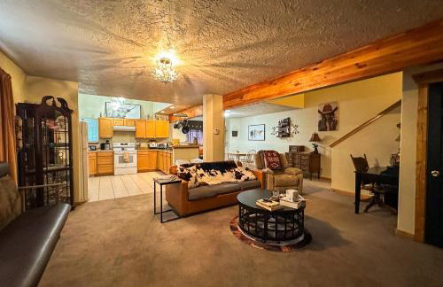 The Western Nest - Photo 1