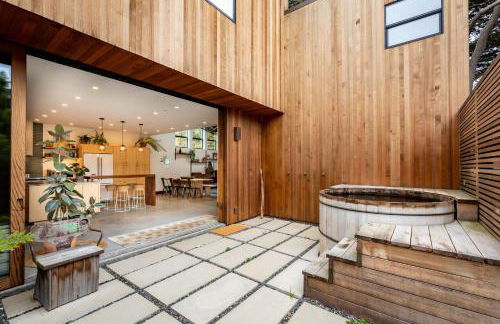 Modern indoor-outdoor living wHot Tub Walk to Beaches & Mountain Trails - Foto 6