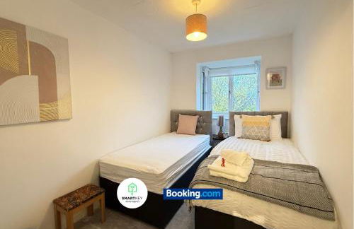 2 Bedroom Ap Close to Woking town with Free Parking - Photo 7