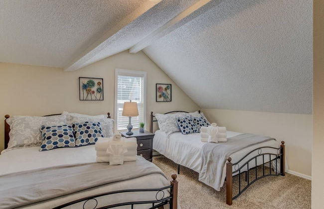 3 Bedroom Downtown with Firepit - Photo 8