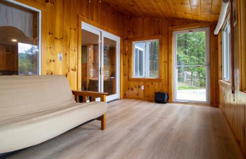 Lakefront Home with Seasonal Dock in Limerick! - Foto 12