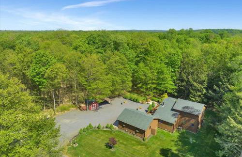 Relaxing Pocono Stay Near Lake with Hot Tub & BBQ - Foto 9