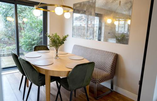 4BR Home and Parking with CCTV Contractors & Family - Photo 2