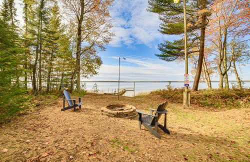 Dock and Fire Pit Lakefront Cottage in Gould City! - Foto 19