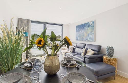 Skydeck at The Liner – Stylish 2-Bed / 2-Bath Top Floor with Panoramic Sea Views - Foto 9