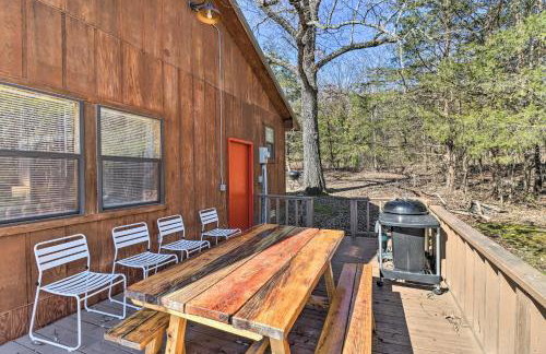 Walk to White River Home with Deck in Flippin! - Foto 25