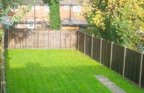 Dunstable 3-Bed House Sleeps 6 Driveway Parking Near Town Centre & Transport Links Close to Whipsnade Zoo Ideal for Families & Contractors - Photo 24