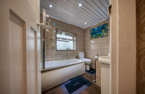 Modern 3BR Manchester Home Sleeps 7 Parking - Foto 36