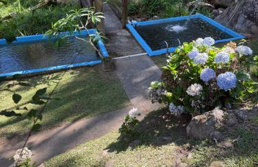Casa com rio privado passando na frente e cercada por belas montanhas e piscina natural Estrada pavimentada até o estacionamento - Foto 21