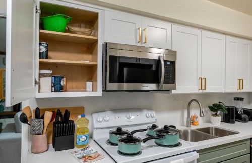 Entire Private Home with 4 Bedrooms 2 Bathrooms, Spacious, Lux King Bed, Ranch Style, Prime Area, Available Now - Photo 39