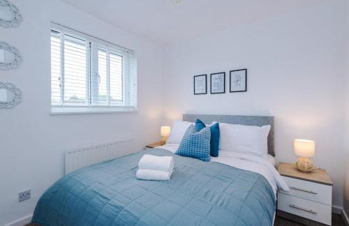 4BR Home for 8, Full Kitchen, Parking, WiFi in Northwich - Photo 64