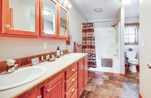 Serene Yellowstone Country Retreat with Deck and Views - Foto 12