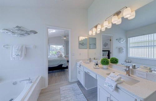 580 - Stunning Renovated Home with Large East Facing Pool Deck Overlooking Preservation Area and Games Room - Foto 29