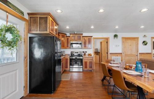 Trails End Cabin with a hot tub fire pit & indoor pool - Foto 10