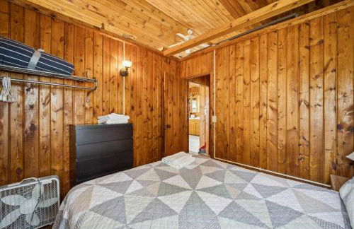 Sunnyside 2BR 1BA Relaxing Lakefront Retreat - Foto 15