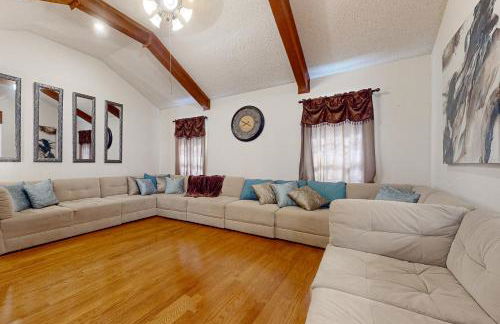Walk to Park! Family-Friendly Laredo Home with Yard - Foto 6