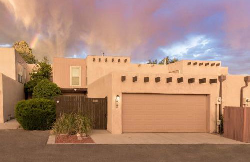 The Plaza - An Irvie Home w Summer Pool - Photo 9