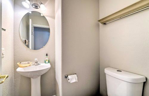 Stylish House with Patio, 8 Mi to Vegas Strip! - Photo 13