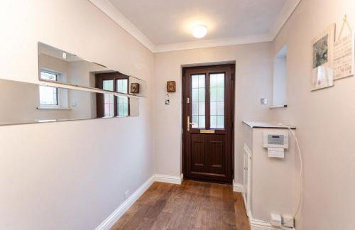 Elegant 5-Bed Home, Families & Friends, Sleeps 6, Parking, Free Wi-Fi - Foto 7