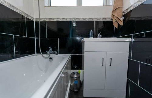 BrumStay UK® 5-Bed House Ideal for Long-Term Stays - Foto 6