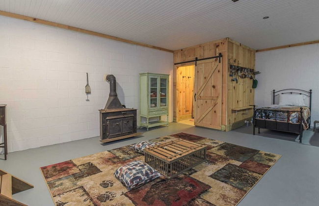 Deer Haven by Avantstay Cabin w/ Pond, Waterfall - Photo 20