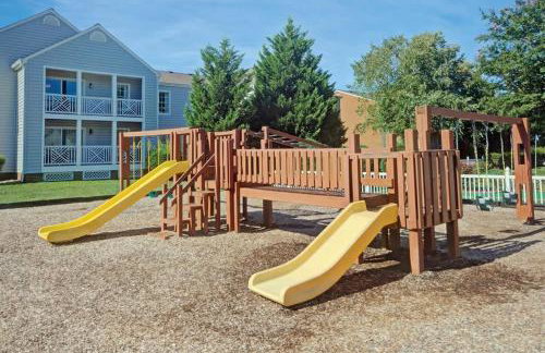 Charming 2BR Colonial Apartment with Resort Access - Foto 21