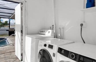 Stunning 4BR Oasis with Pool, 14 minutes to the Ocean - Foto 13