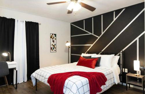 Rustic Luxe Loft , A King Bed Hideout with Edge - Foto 3