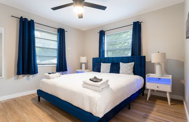 Upstay - Bungalow w Games Golf Fire and Patio - Photo 14