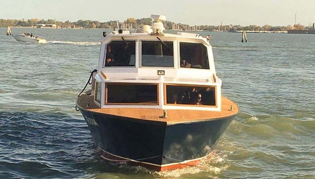 Você vai navegar a bordo de um barco exclusivo