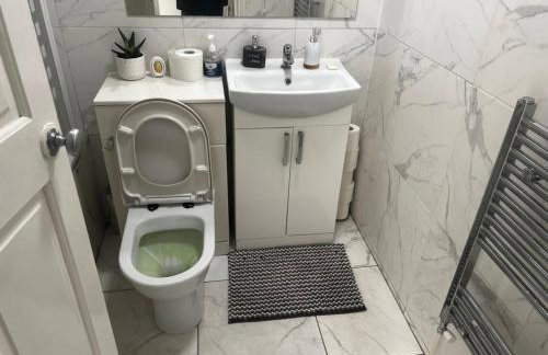 Cosy 2-Bedroom Flat in Finsbury Park, Modern, Convenient & Close to Central London! - Foto 14