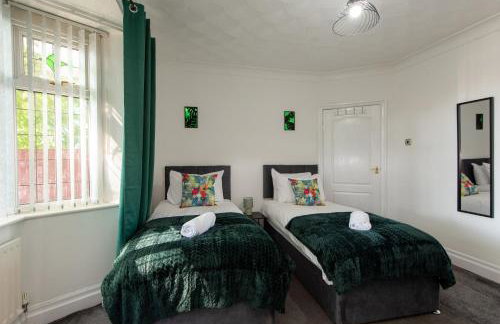 Large House for Groups with Huge Driveway - FREE PARKING - Photo 24