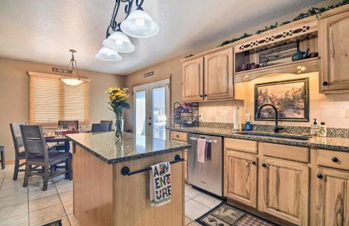 Family-Friendly Home with Hot Tub 1 Mi to Dtwn - Foto 8