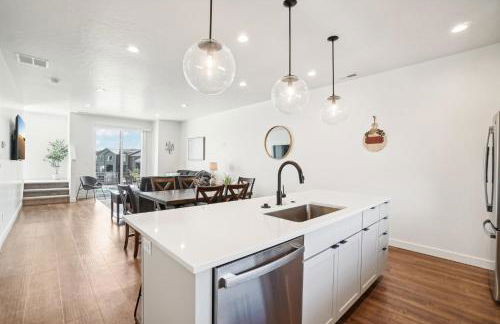 The Charleston by Crafty Casitas, near Snowbasin, 2 Kings and a Queen - Foto 13
