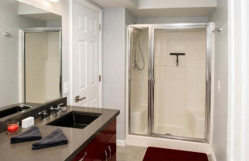 RIVERFRONT RUBY RED HOME WITH PRIVATE DOCK & View - Foto 15