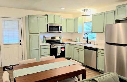 Charming & Stylish in Mid-Town - Foto 8