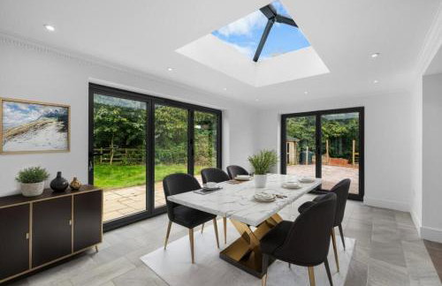 Luxurious Relaxing 6 Bed House for great comfort - Photo 1