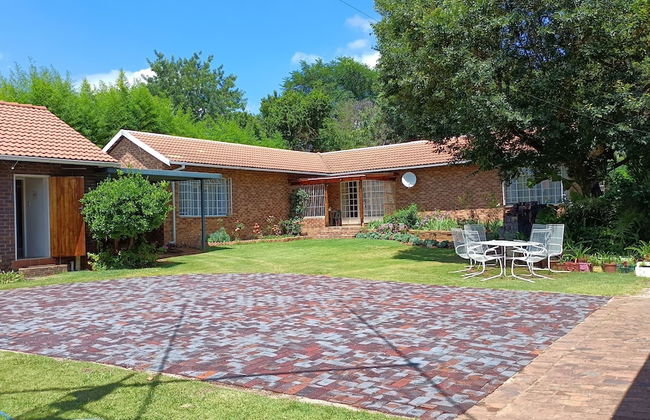 Charming Randburg Accommodation Near the Olivedale Clinic - Foto 27