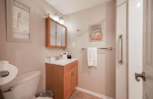 Walk to the Beach Private Backyard and Fire Pit - Foto 35