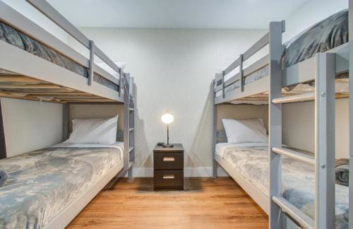 5-BD Modern Central Getaway w Hot Tub - Mins to DT - Foto 42