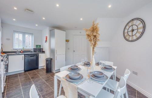 Oakbridge House - 6 mins drive to CMK - Free Parking, Fast WiFi, Smart TVs with Sky and Netflix by Yoko Property - Foto 7