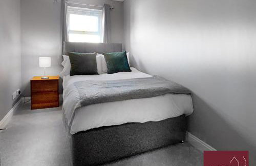 Woking - 2 Bedroom House - Parking - Photo 8