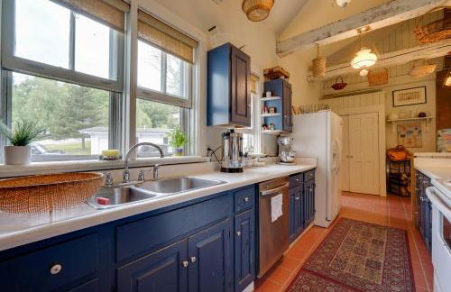 Gorgeous Victorian-Style House with Hilltop Pool! - Photo 9